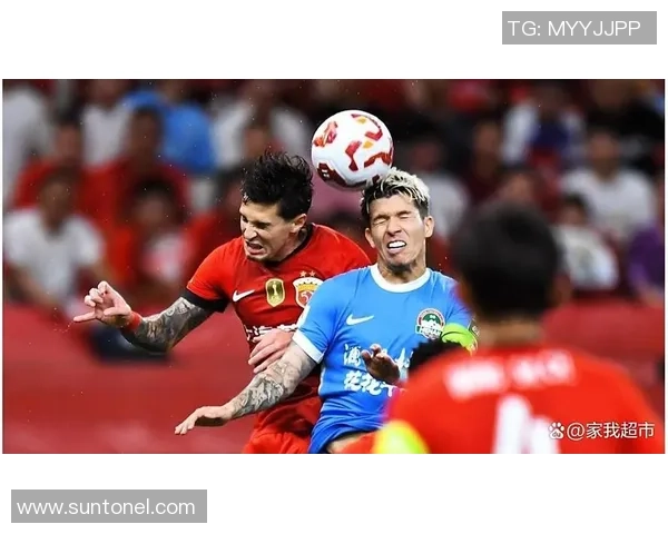 足球球星摔倒瞬间引发热议 网友调侃并争论裁判判罚是否公正